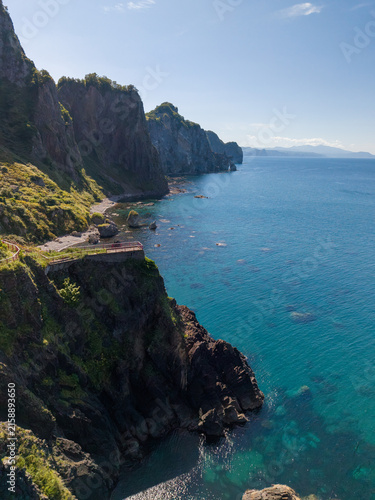北海道、小樽、オタモイ海岸、赤岩、空撮、海、青、風景、自然、海岸、観光地、岩、観光、断崖、旅行、景色、晴れ、空、絶景、青空、名所、日本、絶壁