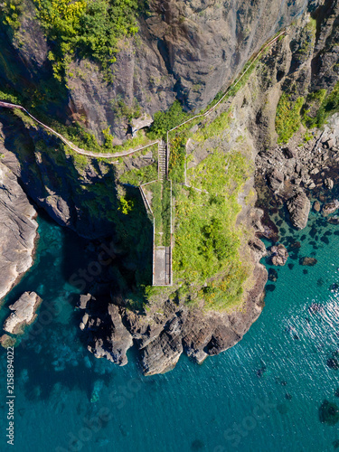 北海道、小樽、オタモイ海岸、赤岩、空撮、海、青、風景、自然、海岸、観光地、岩、観光、断崖、旅行、景色、晴れ、空、絶景、青空、名所、日本、絶壁