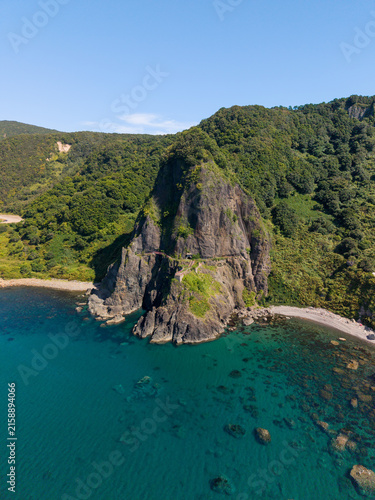 北海道、小樽、オタモイ海岸、赤岩、空撮、海、青、風景、自然、海岸、観光地、岩、観光、断崖、旅行、景色、晴れ、空、絶景、青空、名所、日本、絶壁