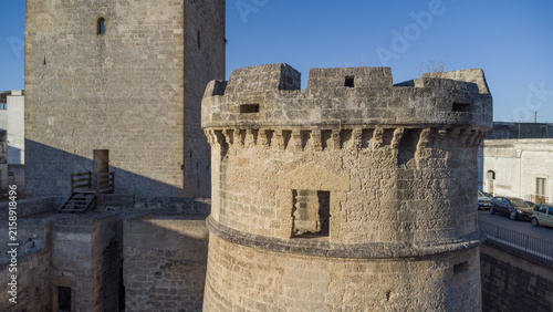 IL CASTELLO DI AVETRANA DALL ALTO, DETTAGLIO DEL TORRIONE NORMANNO E DELLA TORRE CILINDRICA ARAGONESE