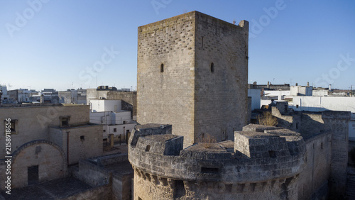 IL CASTELLO DI AVETRANA DALL ALTO, DETTAGLIO DEL TORRIONE NORMANNO E DELLA TORRE CILINDRICA ARAGONESE
