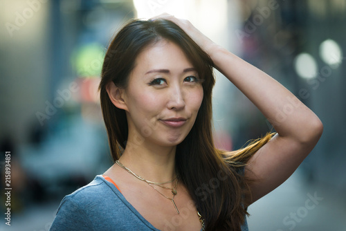 Bild auf Leinwand Japanese girl in Tokyo