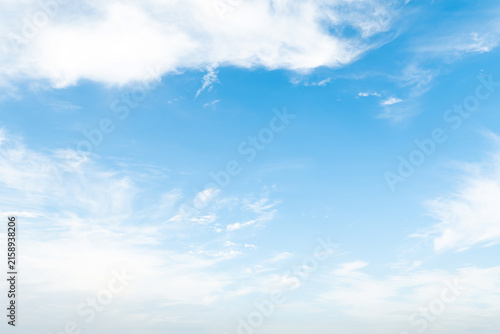 Foto Bright blue sky background with fluffy white clouds on a clear sunny day
