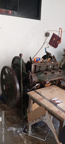 Konstfotografi Vertical View of a Vintage Heavy-Duty Platen Press Machine in a Small Printing W