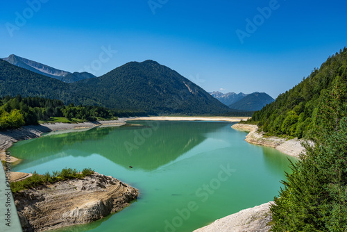 Sylvenstein Speicher bei Niedrigwasser - Blick von der Brücke