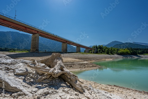 Sylvenstein Speicher bei Niedrigwasser - mit Fall Klamm Brücke