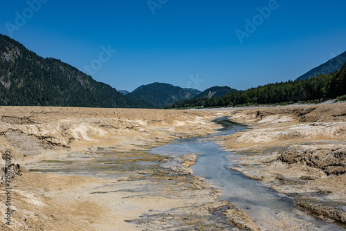 Sylvenstein Speicher bei Niedrigwasser - ausgetrockneter Zufluss