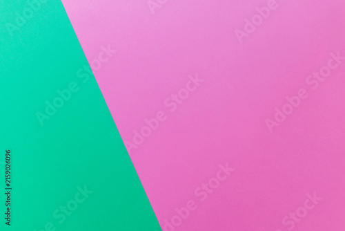 Foto Abstract two-tone background with diagonal division between mint green and bright pink paper