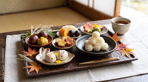 中秋の名月を楽しむ和菓子と月見団子の食卓