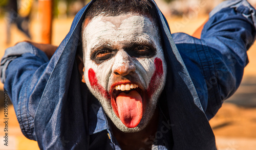 Foto Close-up portrait of a horrible scary zombie man
