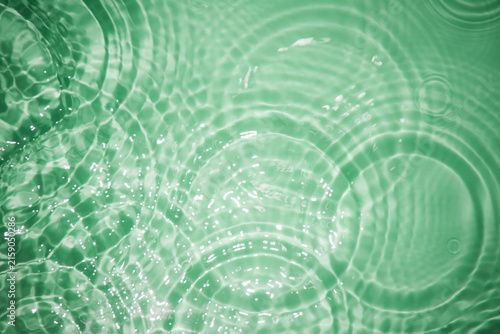 Foto Calm Water Surface with Gentle Ripples and Soft Light Effects