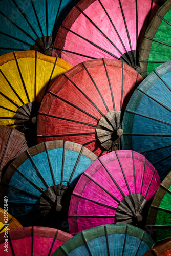 zoom sur une collection de parapluie colorés