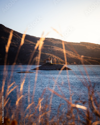 Foto coucher de soleil sur un paysage montagneux avec un lac