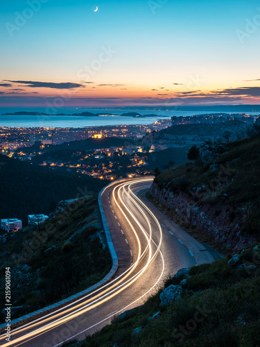 Canvas Print route descendant dans une ville avec la mer en fond de nuit