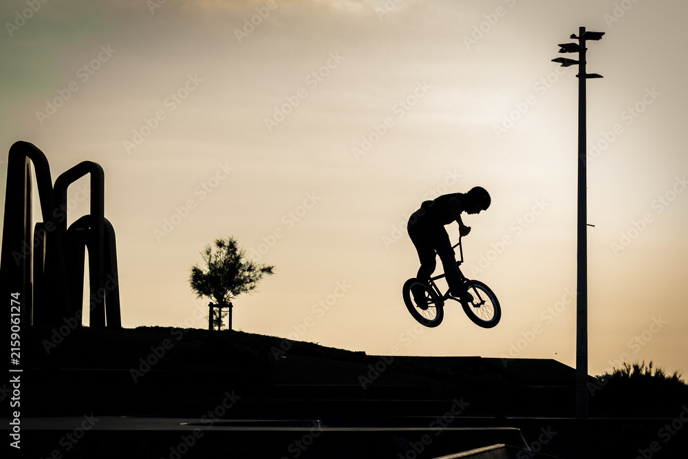 Fototapeta premium silhouette d'un rider en bmx au coucher de soleil