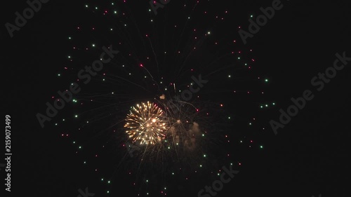 赤や緑が混ざったきれいな打上花火