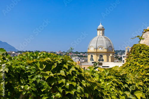 Malowniczy widok na zabytkowy kościół Santa Maria delle Grazie na włoskiej wyspie Procida w Zatoce Neapolitańskiej.