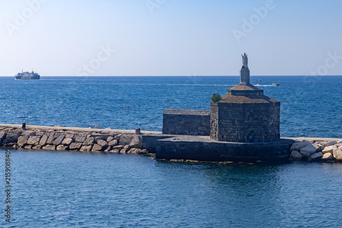 Pomnik Santa Maria del Buon Consiglio na falochronie na wyspie Procida, Włochy.