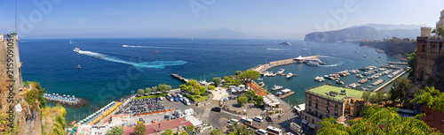 Szeroka panorama portu Marina Piccola w kurorcie Sorrento na Wybrzeżu Amalfi, region Kampania,