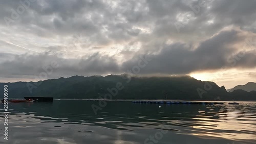황금빛 노을 아래 펼쳐진 태국 깐차나부리 카오램 호수와 산맥, 뗏목 수상가옥
