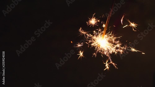 夏の夜に楽しむスパーク花火