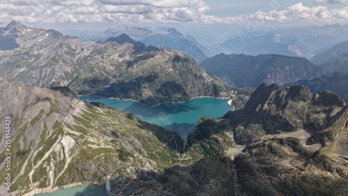 Bild auf Leinwand Lac d'Emosson et horizon des Alpes suisses, vue aerienne