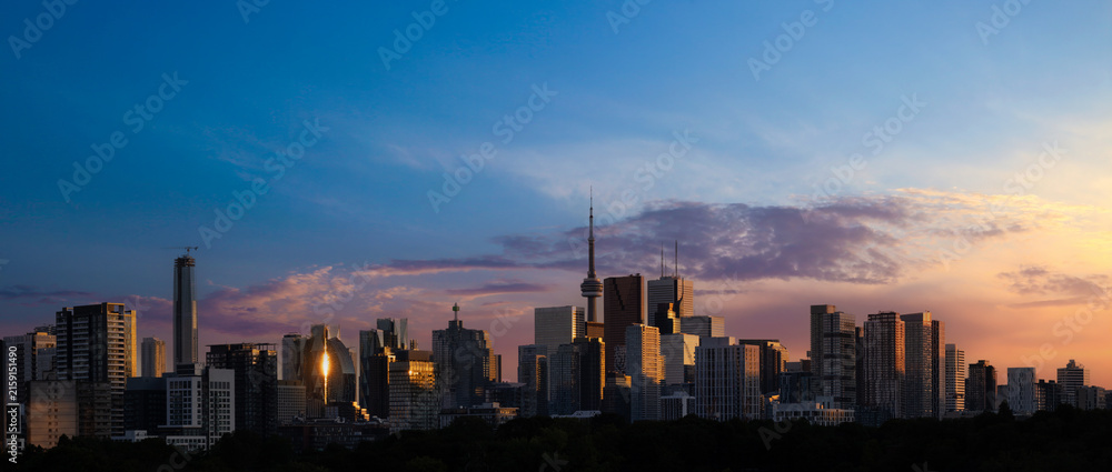 Fototapeta premium Panoramic view of the downtown Toronto financial center skyline with modern skyscrapers