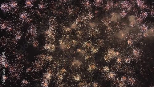 大小の打上花火が画面いっぱいに開く