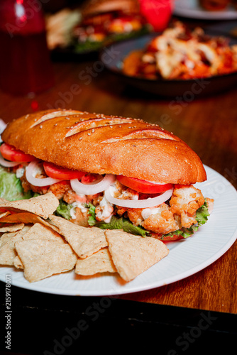 Foto Crispy Fried Chicken Sandwich with Tomato and Onion