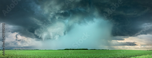 Fotografía Storm cell formation in Tornado Alley over farmland