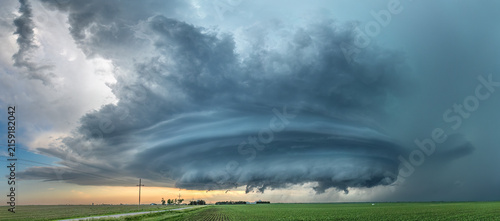 Foto Storm cell formation in Tornado Alley over farmland