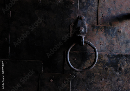 Türklopfer an einer schmiedeeisernen Tür - door knocker on a wrought iron door - low key