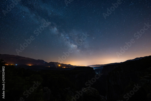 Foto Vibrant Milky Way galaxy glowing across the deep cosmic night sky filled with countless stars