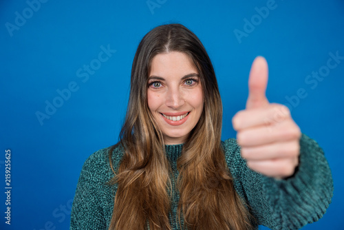 Konstfotografi Woman smiling giving thumbs up gesture approval