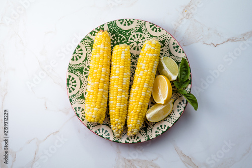 Fotografie Organic Grilled Corn on the Cob Ready to Eat