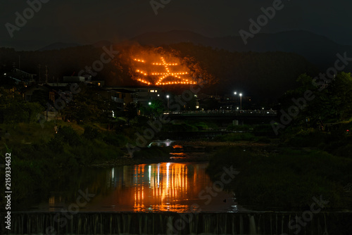 Canvastavla 京都五山送り火「法」と高野川に映る炎の光