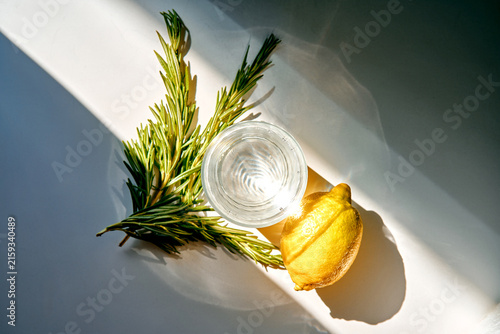 Fotografía Glass of water with lemon and fresh rosemary