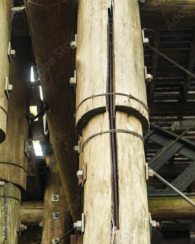 Cuadro en lienzo End-to-end splicing of timber columns—ensuring plumbness, vertical alignment, and structural integrity—for a bridge in Parque do Alemão, Curitiba, Paraná, Brazil