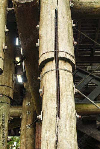 Konstfotografi End-to-end splicing of timber columns—ensuring plumbness, vertical alignment, and structural integrity—for a bridge in Parque do Alemão, Curitiba, Paraná, Brazil