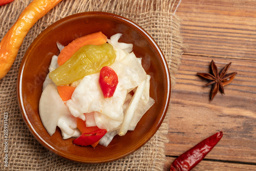 Fotografie tasty and refreshing assorted pickle