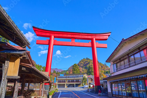 秋の群馬県榛名神社入口の県道33号に建つ榛名山大鳥居(榛名歓迎ゲートタワー)方面を見る