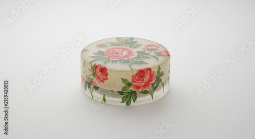 Vintage Rose Jewelry Box: A delicate, round jewelry box adorned with charming red roses, perfect for storing precious trinkets and adding a touch of vintage elegance.
