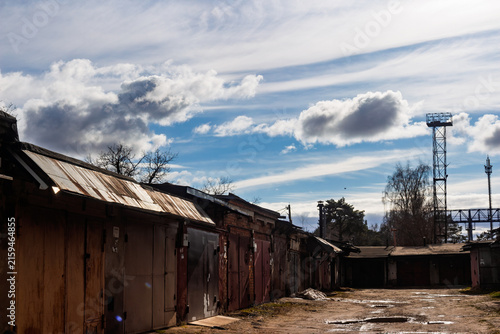 Foto A row of old garages in an industrial area under a dramatic cloudy sky, highligh