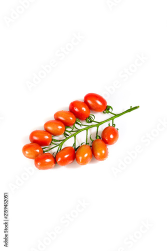 Foto Fresh Red Cherry Tomatoes on Vine Isolated White Background Studio Photography