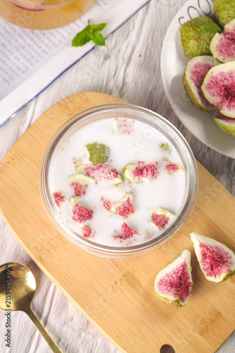 Foto Deliciously Fresh Yogurt with Xinjiang Figs - Healthy Breakfast Bowl with Dried