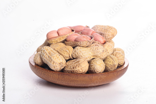 Foto Raw Peanuts in Wooden Bowl on White Background - Healthy Snack Food Photography