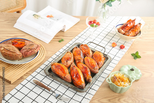 Fotografie Honey Roasted Sweet Potatoes Heart-Shaped Cuts Golden Glazed Homestyle Cooking F