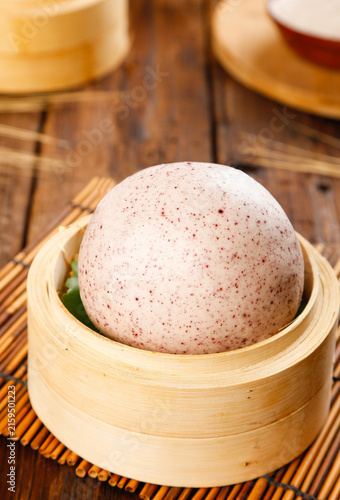 Foto Chinese Steamed Bun with Red Bean Filling in Bamboo Steamer - Traditional Asian