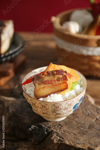 Foto Wood-Fired Smoked Bacon with Bamboo Shoots Fujian Style Rice Bowl Traditional Ch