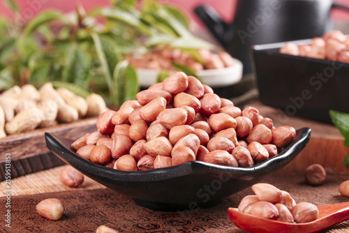 Quadro su tela Fresh Peanut Kernels in Black Bowl - Healthy Legume Ingredient for Cooking